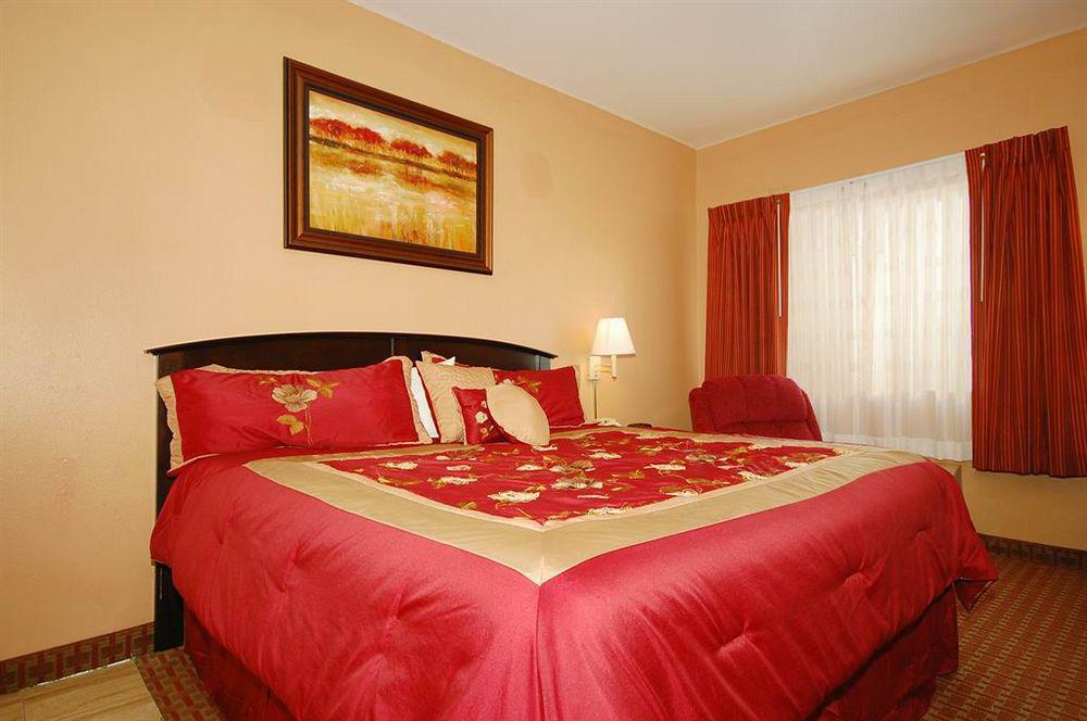 Surestay Plus Hotel By Best Western Topeka Pokoj fotografie